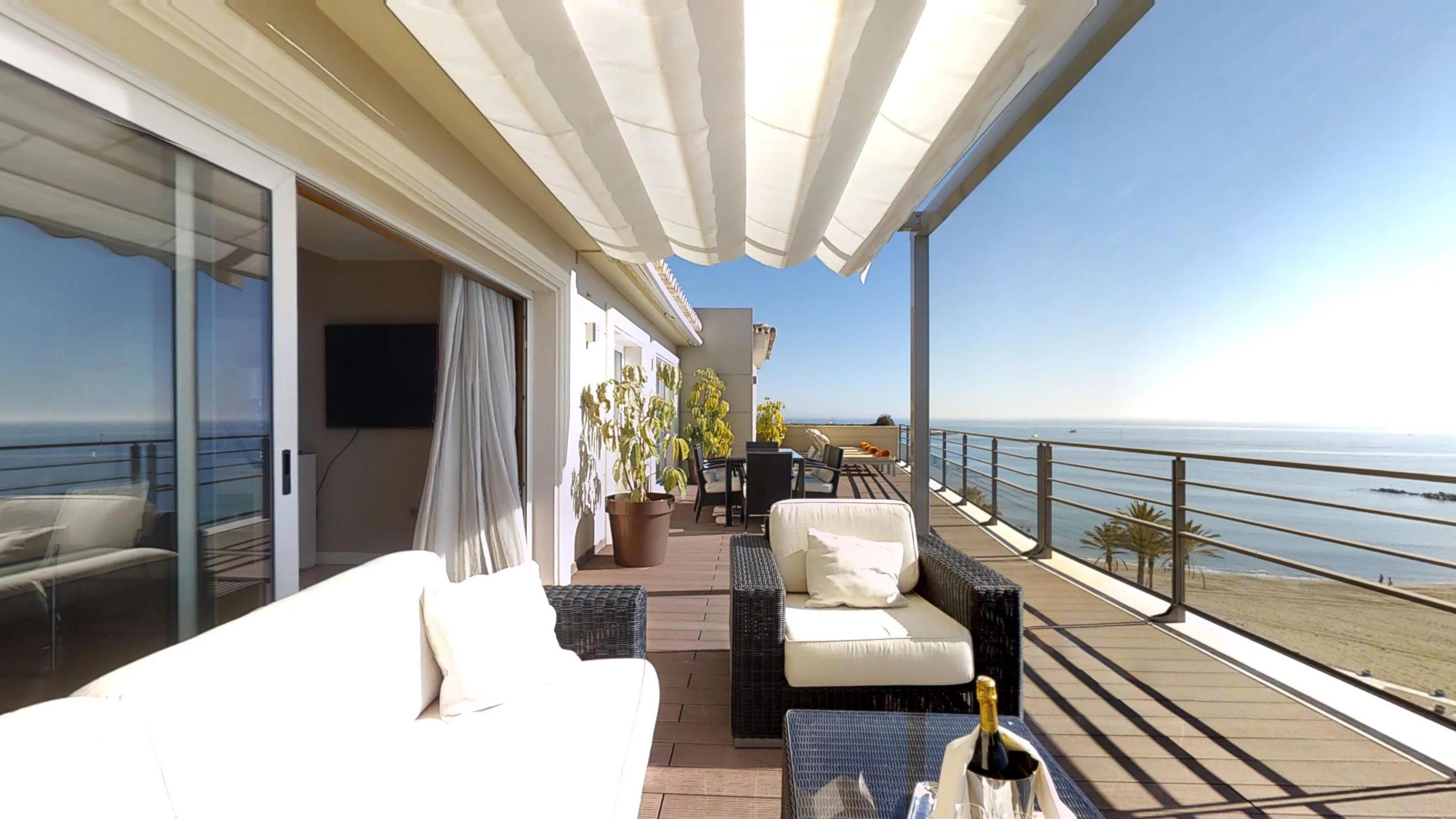Vincci Seleccion Aleysa Otel Benalmádena Dış mekan fotoğraf A balcony with a retractable awning
