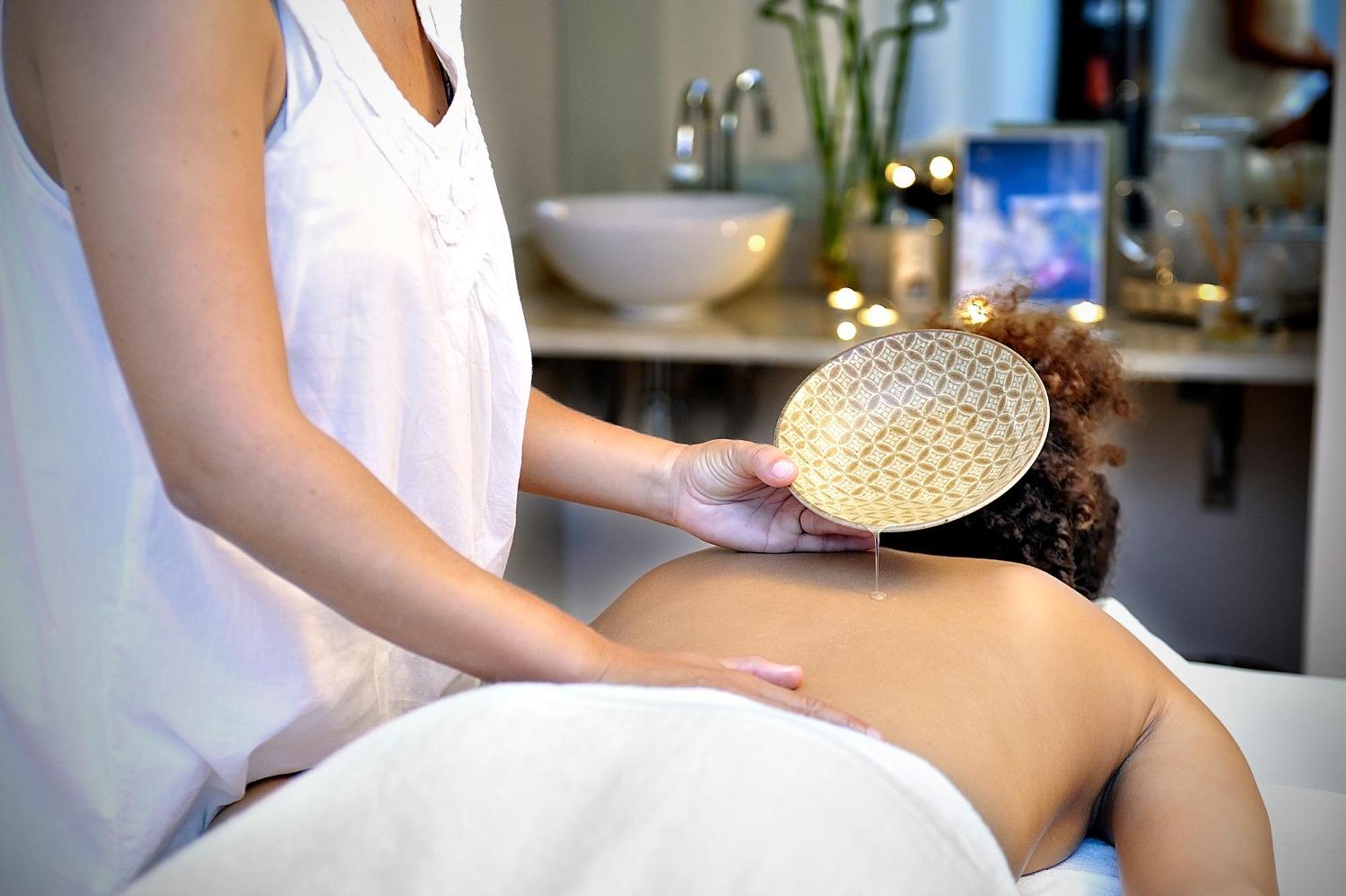 Vincci Seleccion Aleysa Otel Benalmádena Dış mekan fotoğraf A practitioner performing a massage with a flower of life massage stone