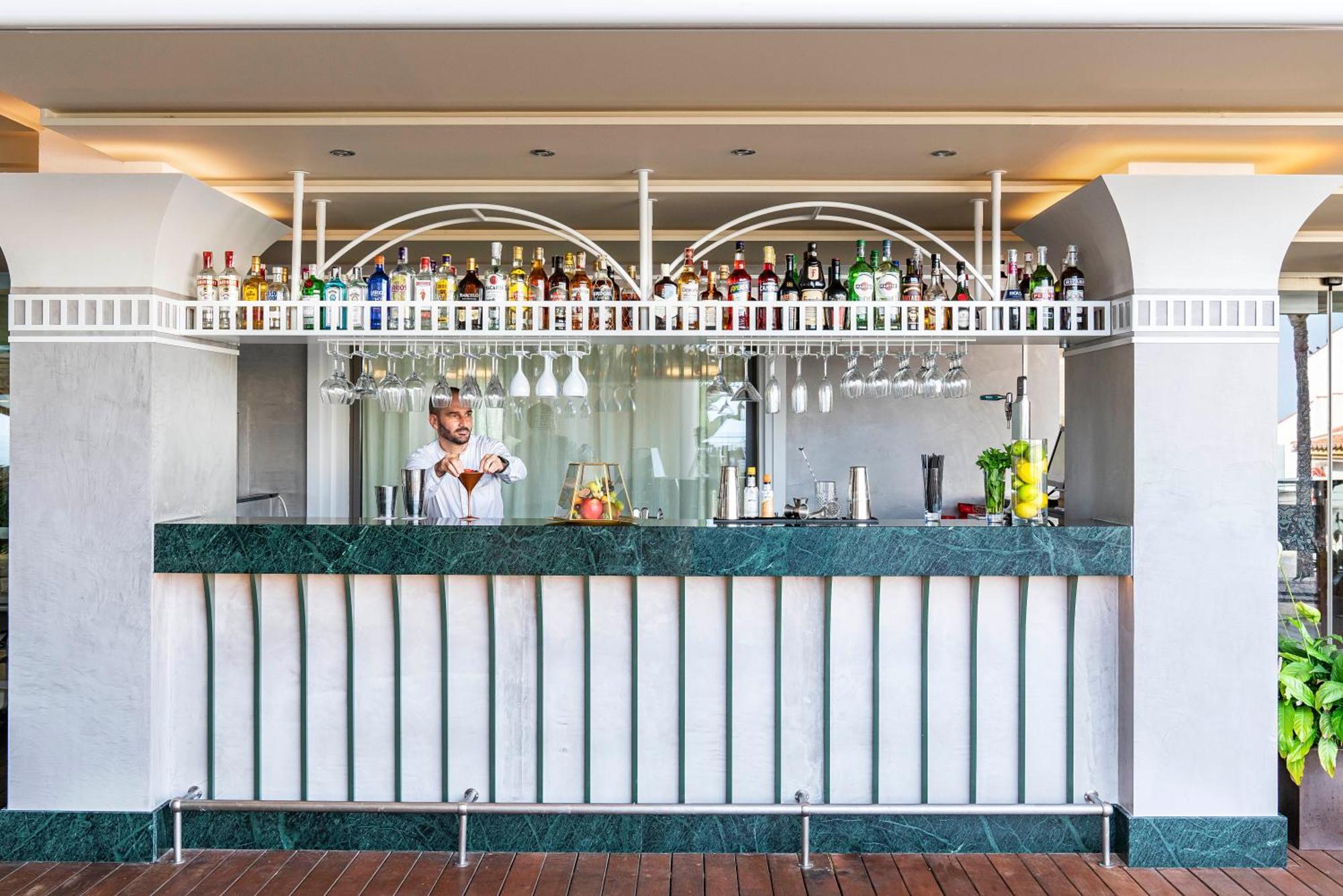 Vincci Seleccion Aleysa Otel Benalmádena Dış mekan fotoğraf The bar at the Sky Bar