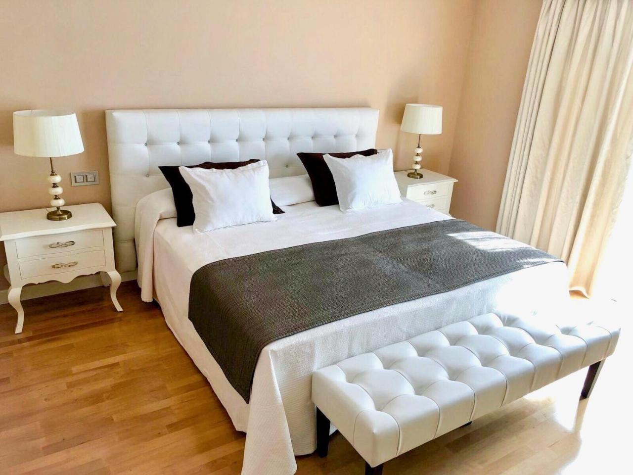 Vincci Seleccion Aleysa Otel Benalmádena Dış mekan fotoğraf A bed with a bed runner